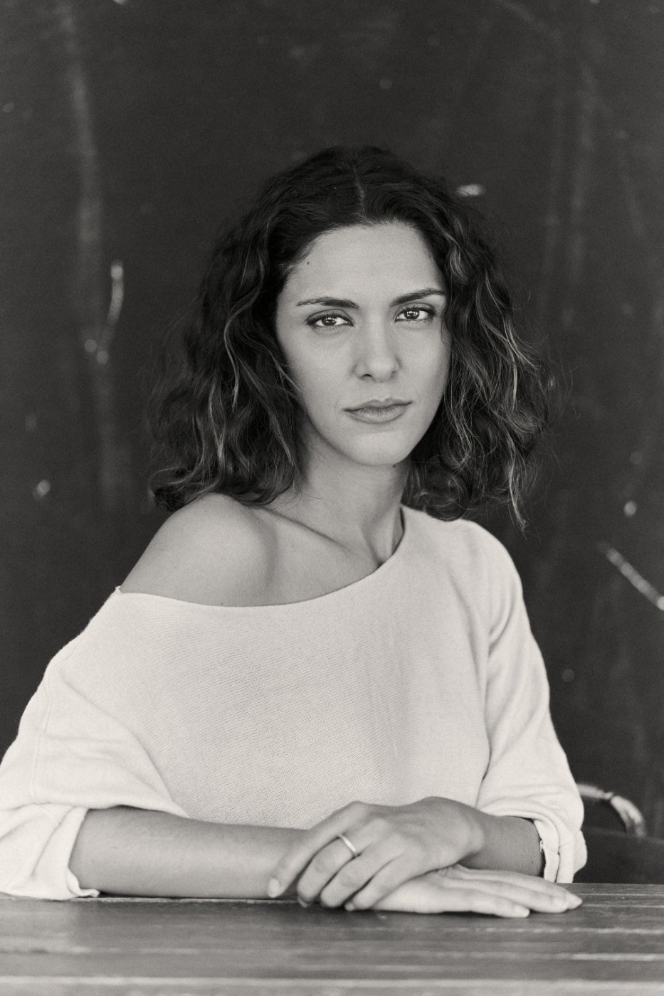 Joana Oliveira, retrato en blanco y negro con jersey claro